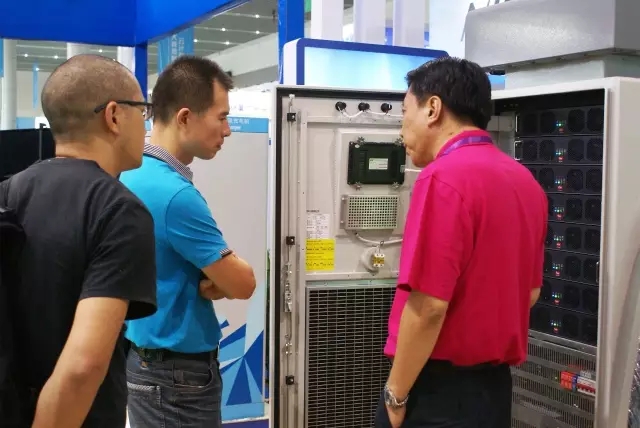 恩億梯銷售人員向客戶介紹產品細節 恩億梯銷售人員向客戶介紹產品細節